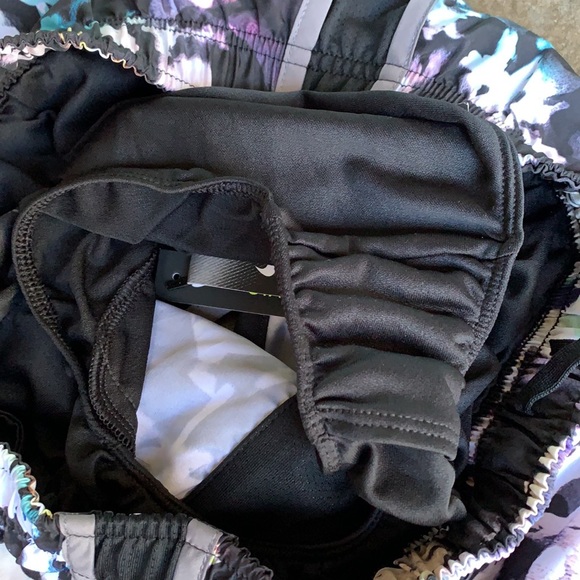 NIKE WOMENS RUNNING SHORTS - Picture 14 of 15